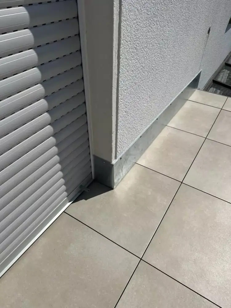 Nahaufnahme einer Hauswand beim Übergang zum Balkon